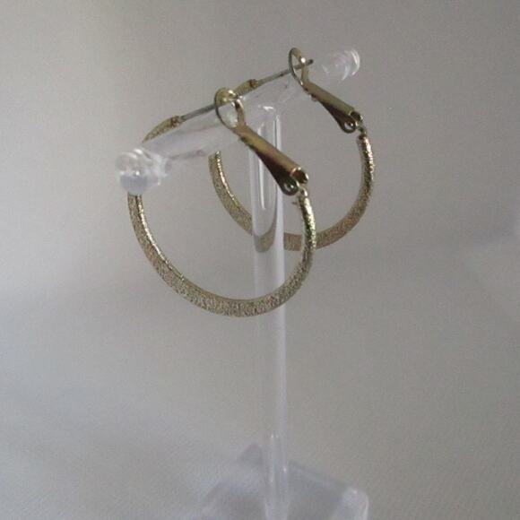 Vintage 80s/90s Gold Tone Hoop Earrings Textured Glitter Finish 1in Latch Back - Picture 7 of 17